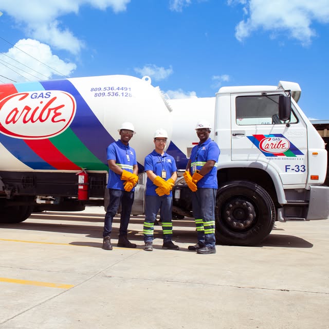 Equipo y camión cisterna de Gas Caribe